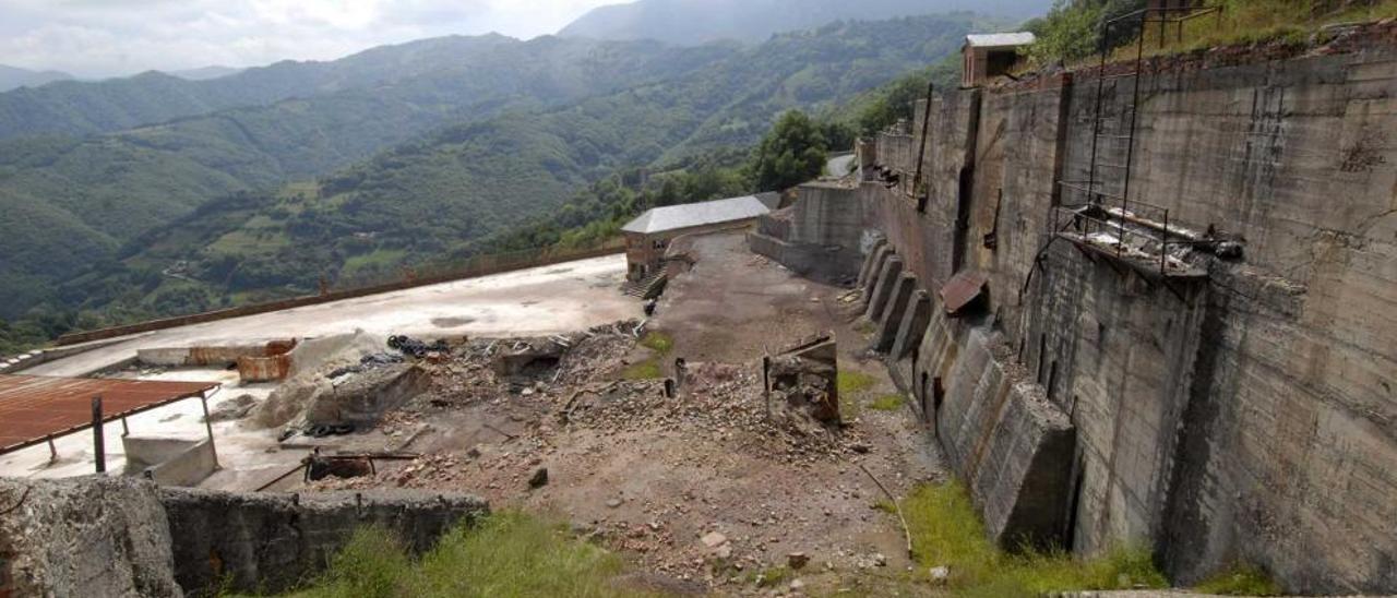 El antiguo cargadero de materiales de la mina de mercurio.