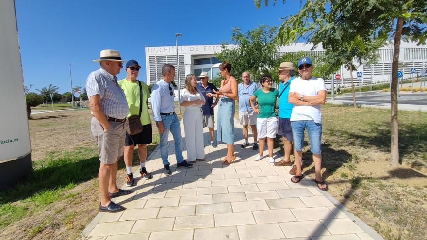 La parlamentaria andaluza Alicia Murillo, junto a los secretarios generales socialistas de Estepona, Emma Molina, y de Manilva, Diego Jiménez.