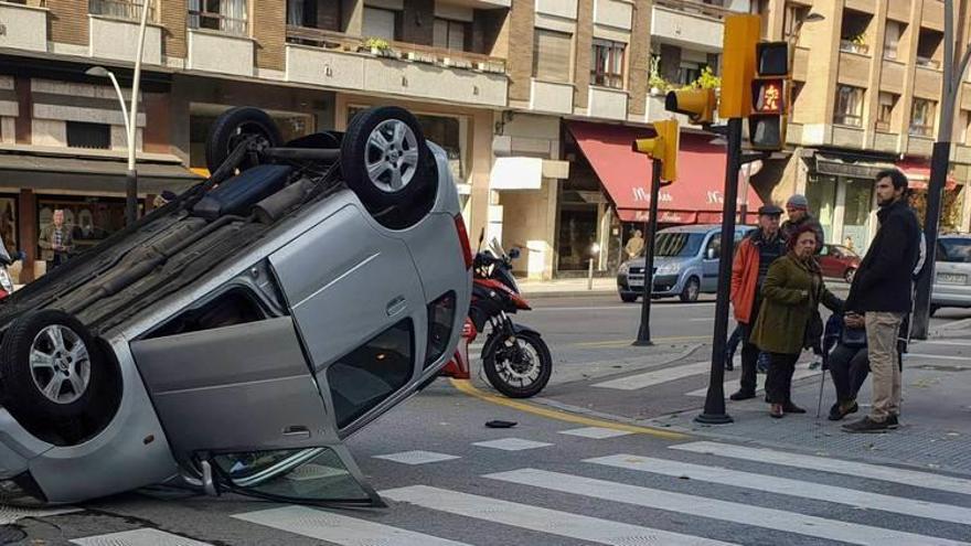 Herida leve una conductora que volcó en la avenida de Castilla