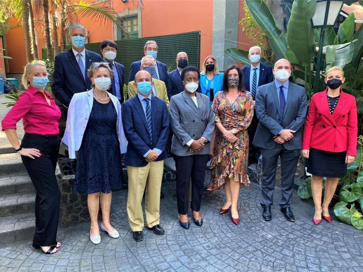 Los representantes consulares con los responsables de Trabajo.