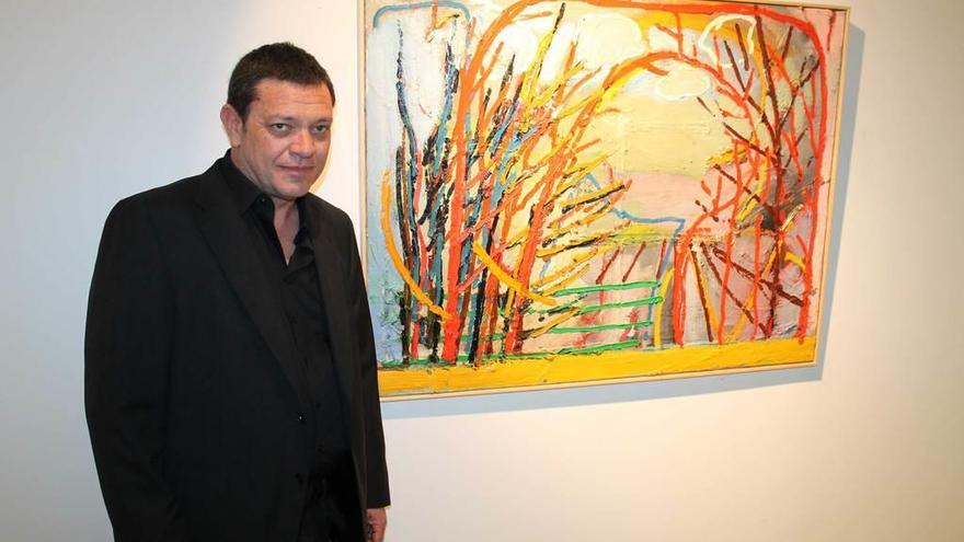 Nacho Valdés con una de las obras de su exposición en Noreña.