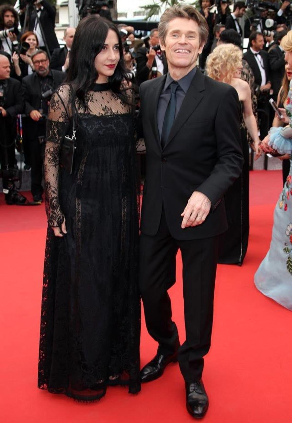 Willem Dafoe y Giada Colagrande, en la alfombra roja de la clausura de la 69 Edición del Festival de Cannes.