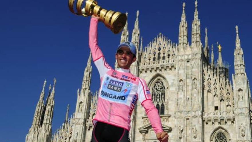 Alberto Contador levanta la copa que le acredita como ganador del Giro 2011.