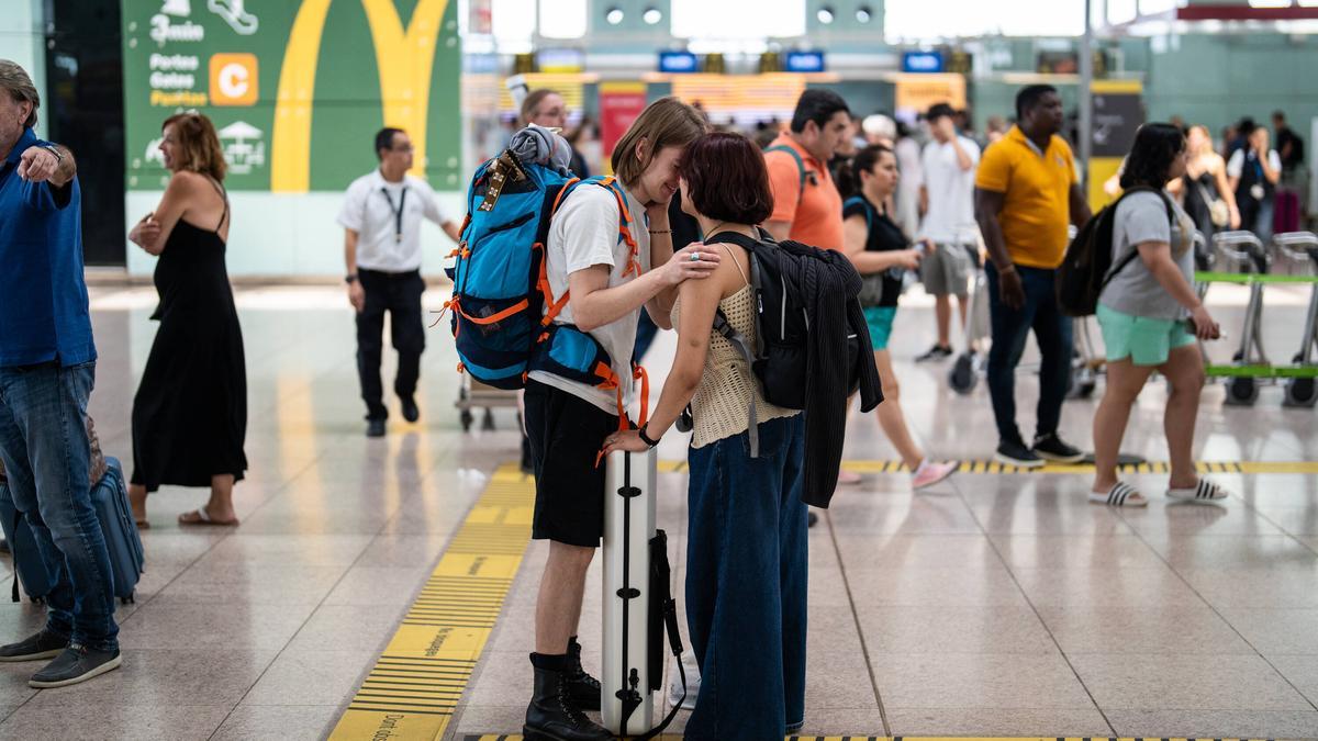 Turistas en el aeropuerto de El Prat, en Barcelona, el pasado julio.