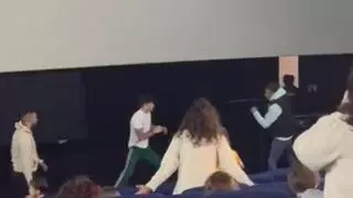 El vídeo viral de la pelea en un cine de León: "Eres un héroe"