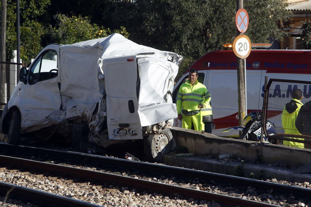 El metro arrolla una furgoneta en Paterna