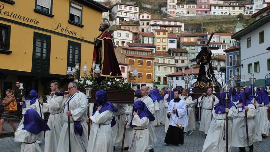 Los cofrades, portando ayer las imágenes de San Pedro Apóstol y Jesús Nazareno por la villa pixueta.