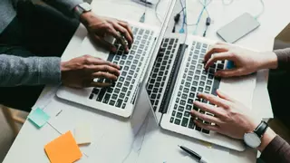 Adiós a los mensajes de tu jefe fuera del horario laboral: así es el nuevo derecho de los trabajadores