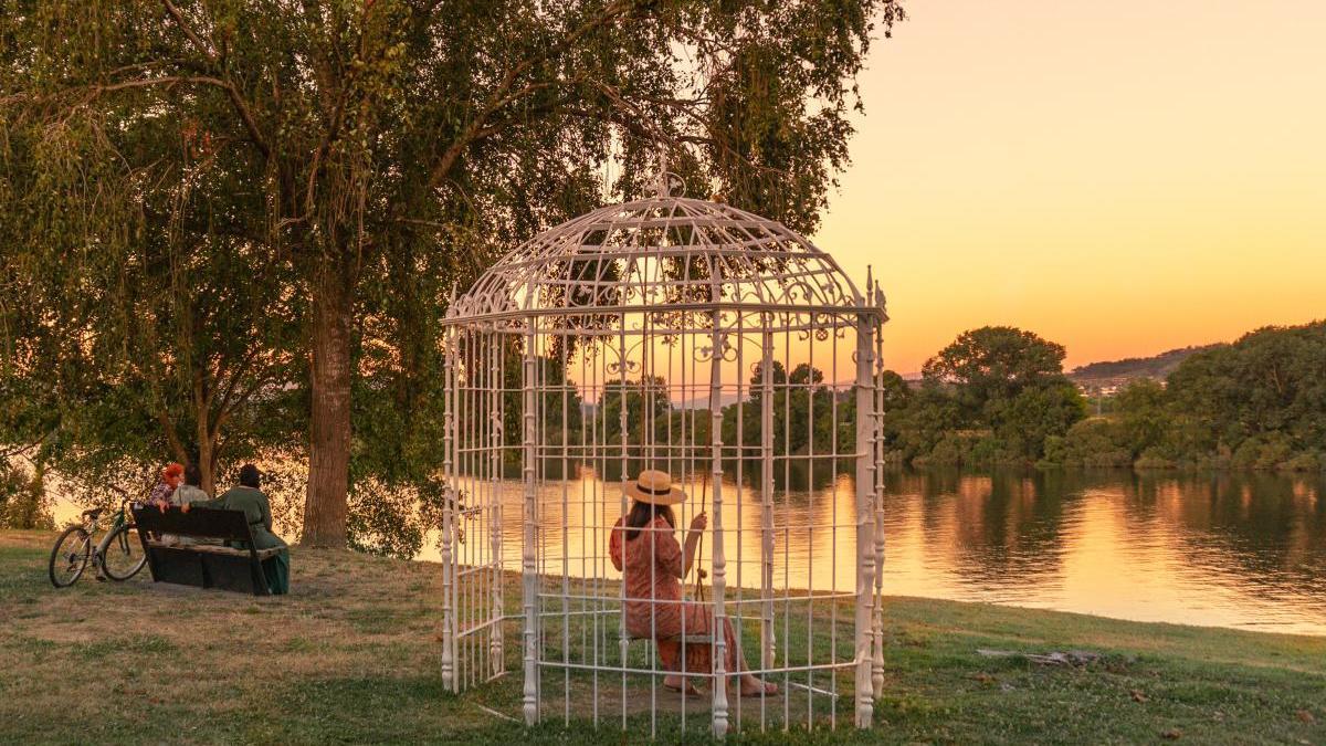 El columpio con pérgola se ha instalado en la orilla gallega del Miño. // @pedro_tui