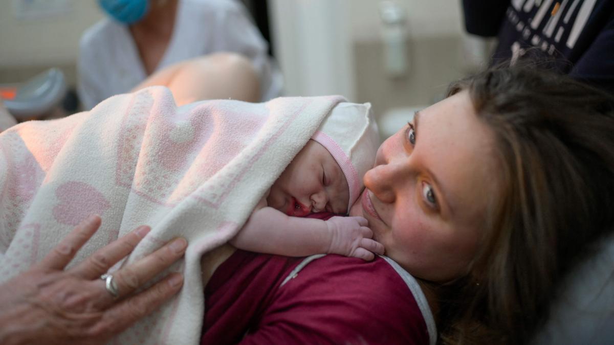 Una madre abraza a su hija, su hija, tras dar a luz en el hospital de Mikolaiv