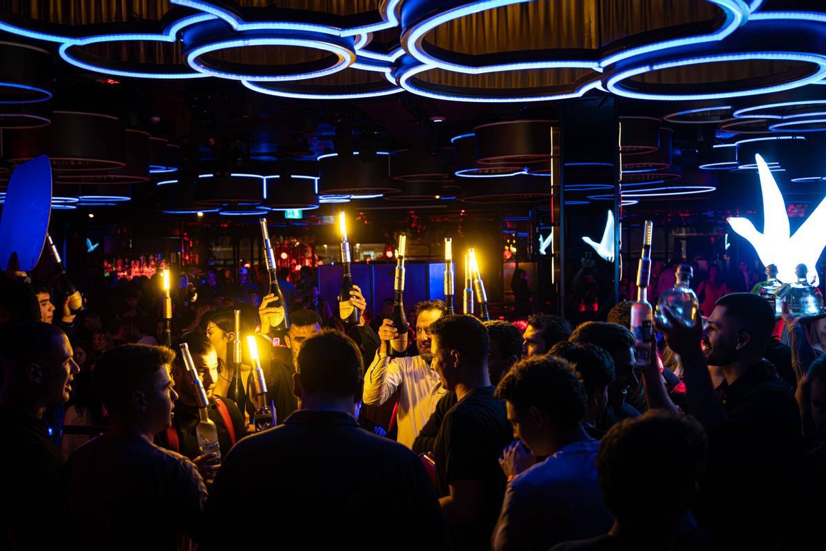 Bacelona 03/02/25 Barcelona. Mobile la Nuit": fotogaleria nocturna por garitos llenos de congresistas. Ambiente de sold out en la discoteca Shôko, al coincidir grupos del MWC con una fiesta de jóvenes Americanos de vacaciones.&amp;amp;#xA;AUTOR: MANU MITRU