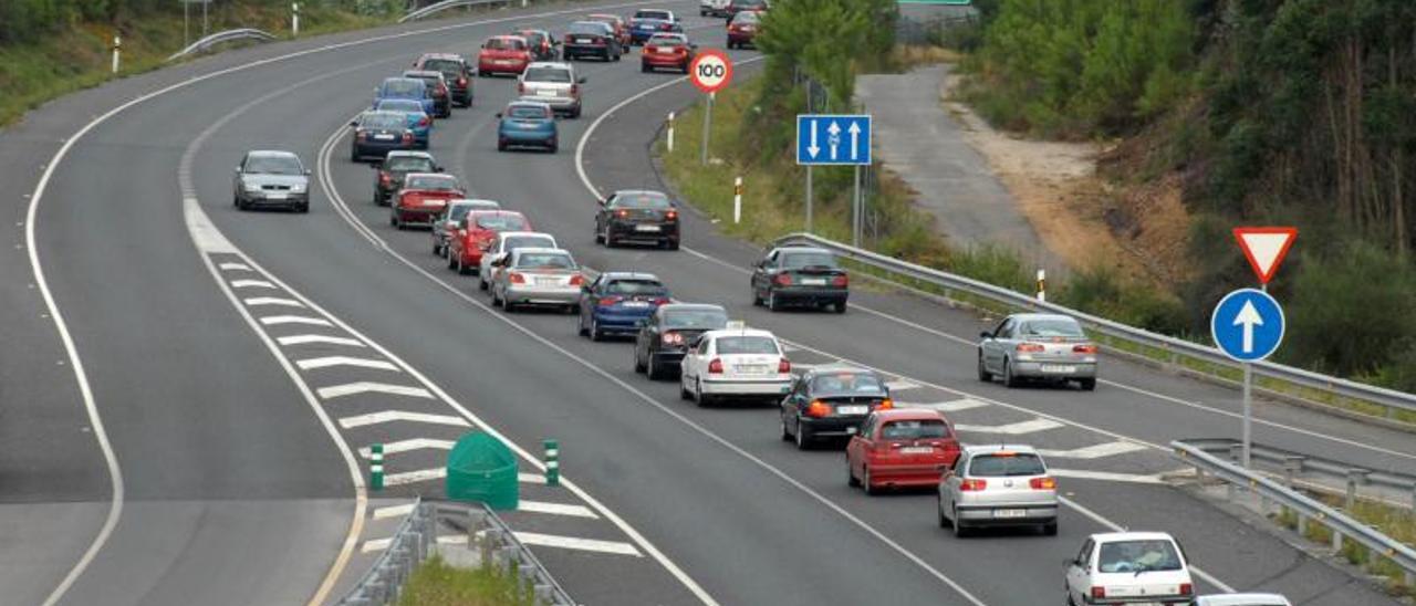 Uno de los atascos este verano en la entrada a la Autovía do Salnés desde A Lanzada.   | // IÑAKI ABELLA