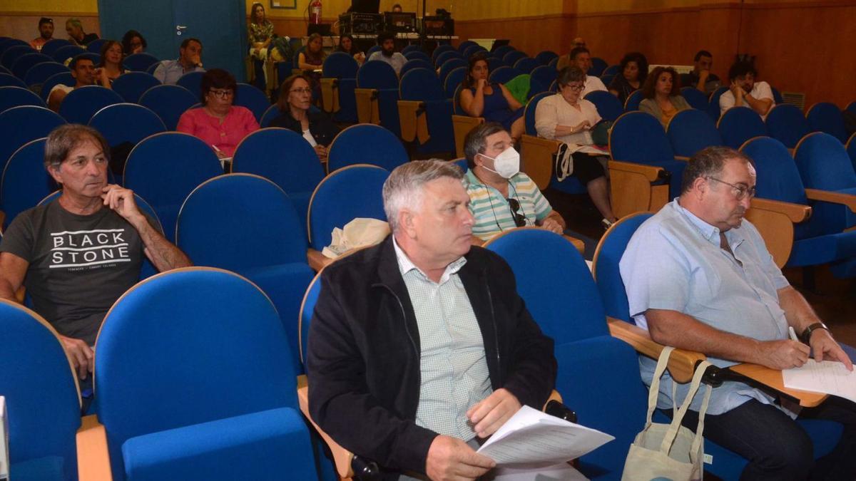 Ricardo Herbón (centro), presidente de Opmega, durante una jornada desplegada en el edificio Mexillón de Galicia. |   //  NOÉ PARGA