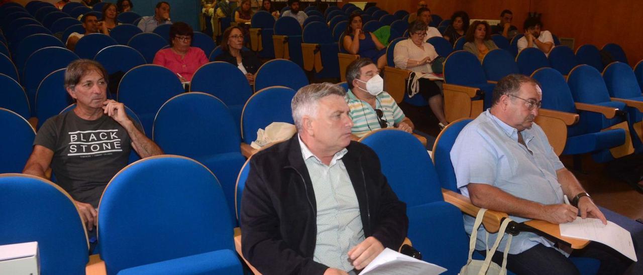 Ricardo Herbón (centro), presidente de Opmega, durante la jornada desplegada ayer en el edificio Mexillón de Galicia. |   //  NOÉ PARGA