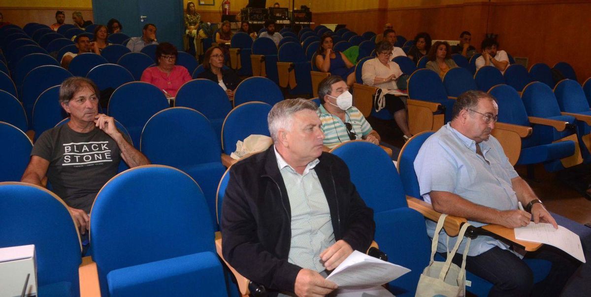 Ricardo Herbón (centro), presidente de Opmega, durante la jornada desplegada ayer en el edificio Mexillón de Galicia. |   //  NOÉ PARGA