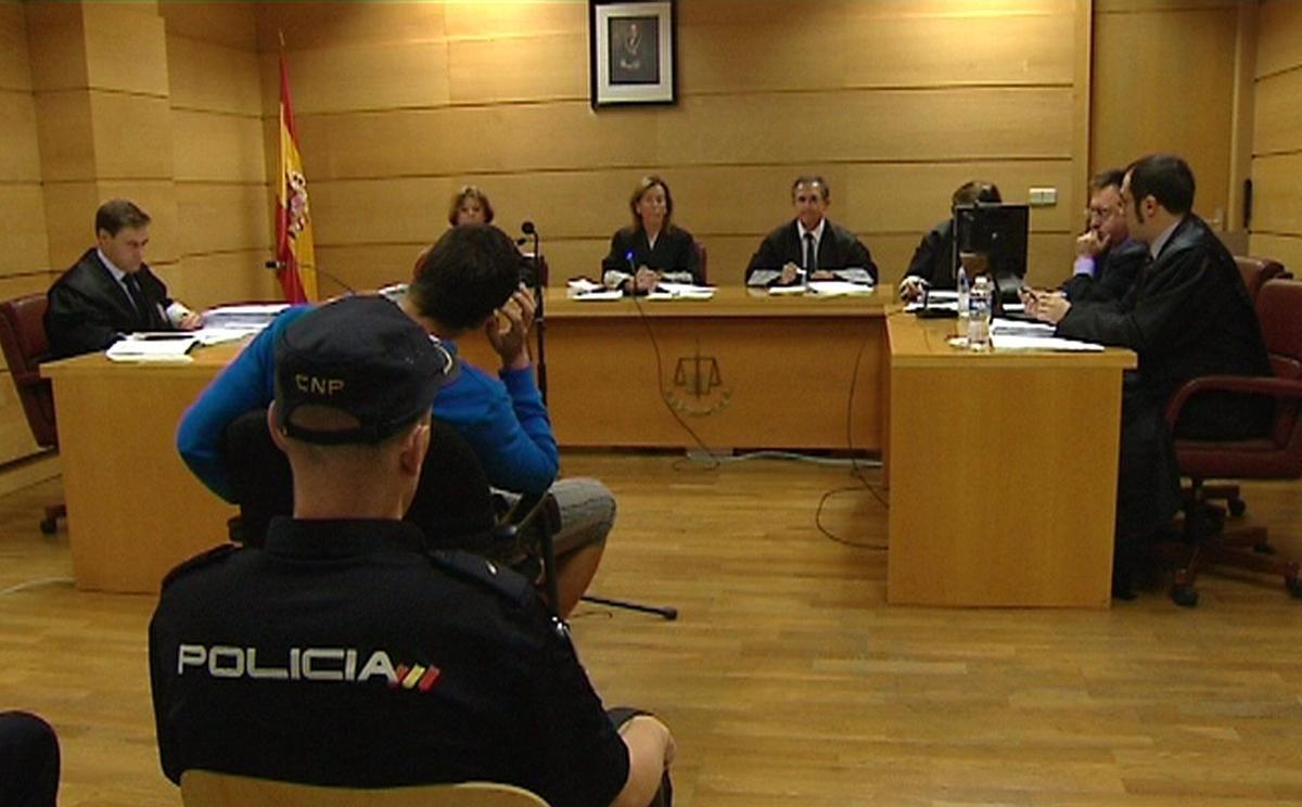 Eduardo Vigo, de espaldas, durante el juicio celebrado en la Audiencia Nacional.