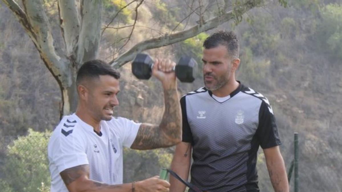 Vitolo, junto al readaptador Andrés Pérez, en la sesión de ayer por la tarde.