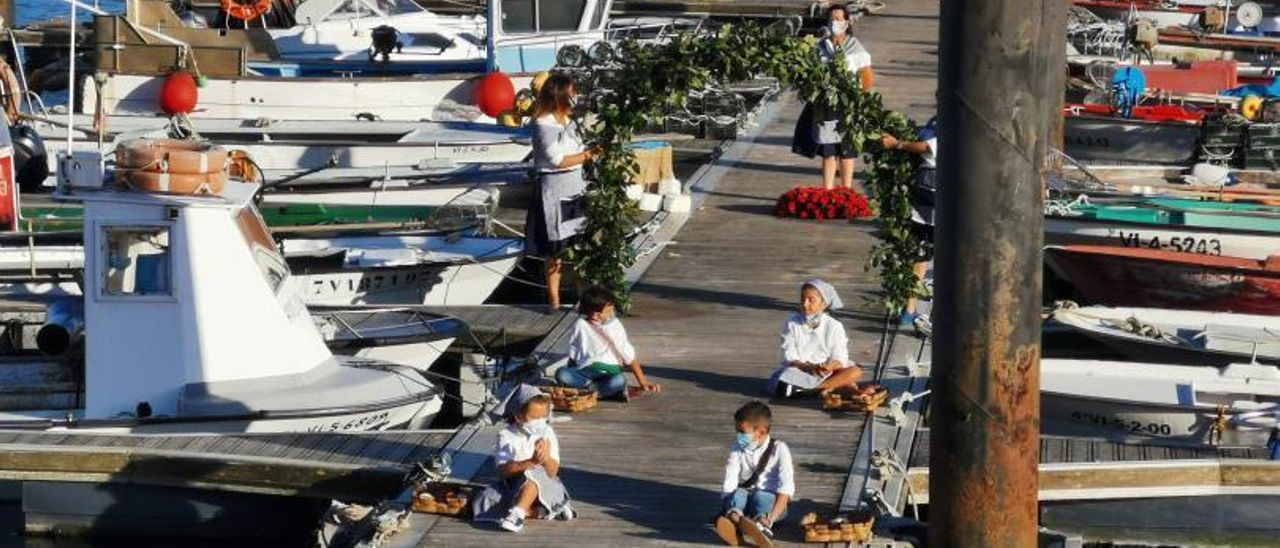 Ofrenda floral a la Virgen del Carmen en la pasada edición de las Festas de Samertolaméu. | // SANTOS ÁLVAREZ