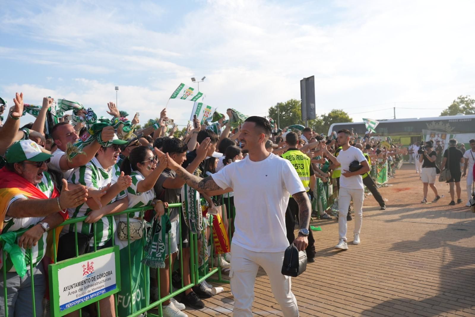 Así recibió la afición del Córdoba CF al autobús del equipo en El Arenal