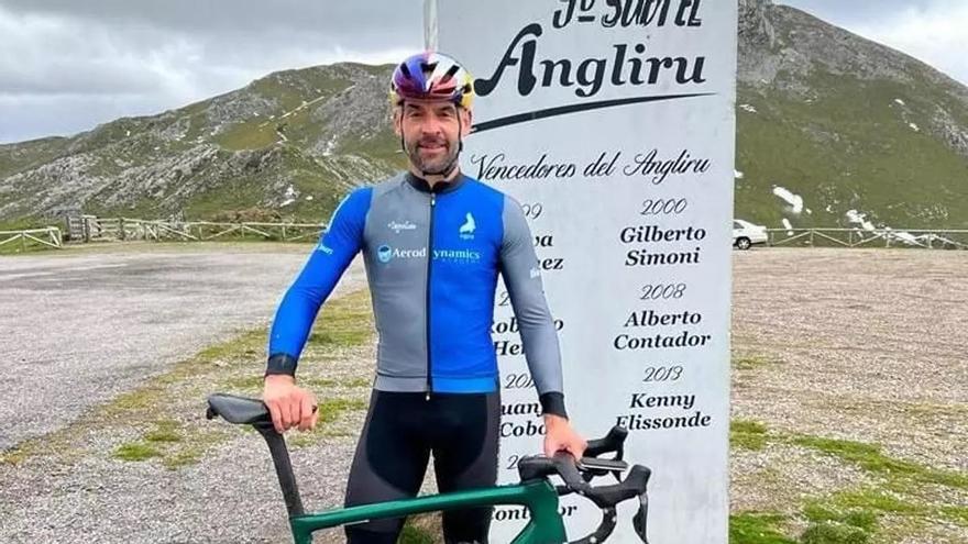 Recorre en bici la distancia entre Asturias y Galicia y lo hace más rápido que el tren de la costa