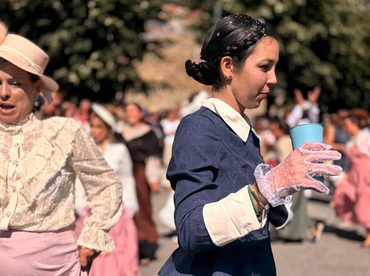 La desfilada de carrosses llueix a Puigcerdà amb tot el seu esplendor en els 140 anys de la Festa de l'Estany La desfilada de carrosses llueix a Puigcerdà amb tot el seu esplendor en els 140 anys de la Festa de l'Estany