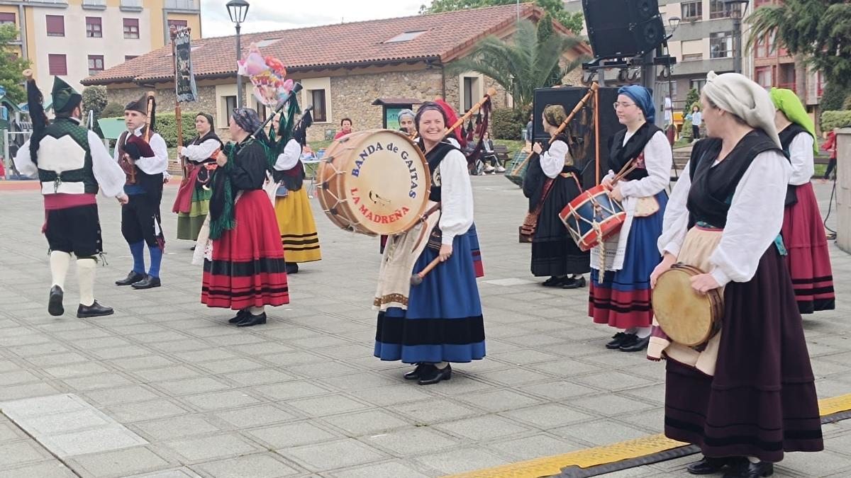 VÍDEO: : Les lletres bailan al ritmo de la música tradicional en Llanera