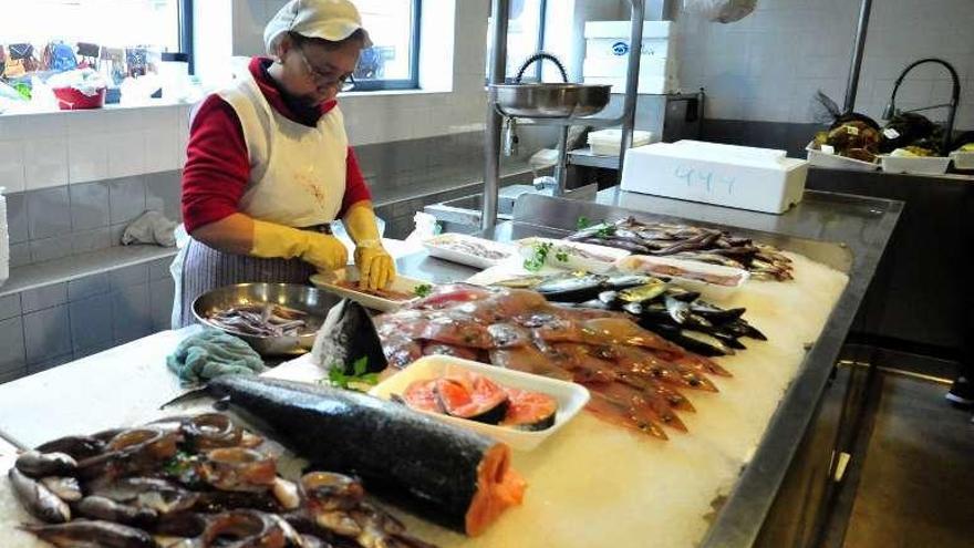 Un vendedor atiende a unas clientas en el mercado vilagarciano.  // I.A.