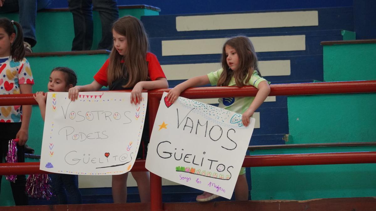 Dos niñas siguiendo uno de los partidos.