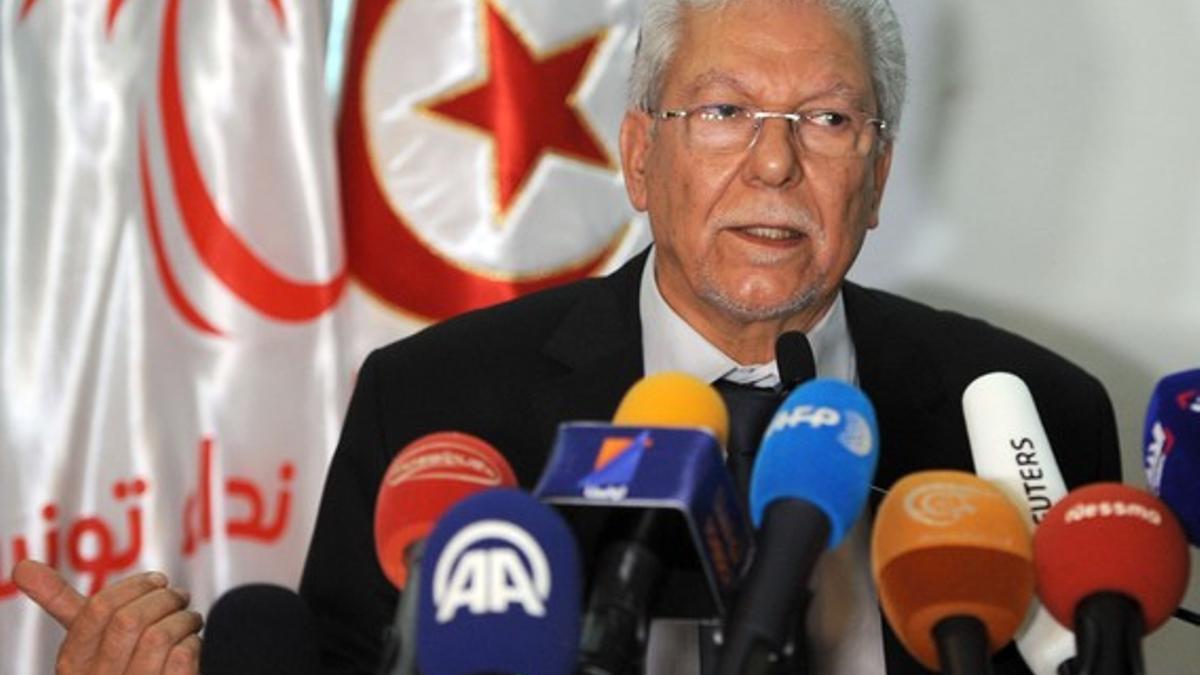 El secretario general del partido Nidá-Túnez, Taieb Baccouche, durante una rueda de prensa, el domingo en Túnez.