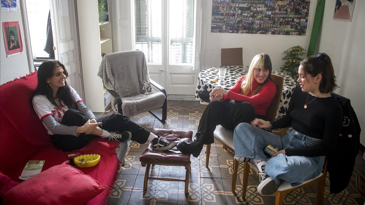 Aurora González, Daniela Forero y Laia Campos, charlan en el comedor de su piso del Eixample de Barcelona.