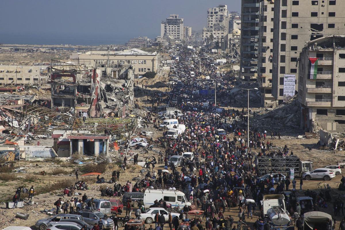 Palestinos desplazados regresan a sus hogares al norte de una Gaza ...