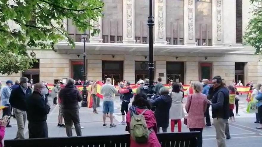 Gijón se suma a la protestas contra Sánchez: un centenar de manifestantes piden su dimisión en Begoña