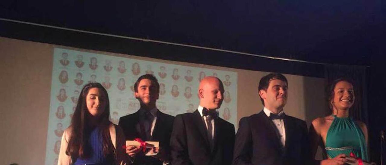 gRADUACIÓN en cangas de onís. El IES Rey Pelayo celebró su fiesta de graduación. En la foto, los cinco mejores alumnos.