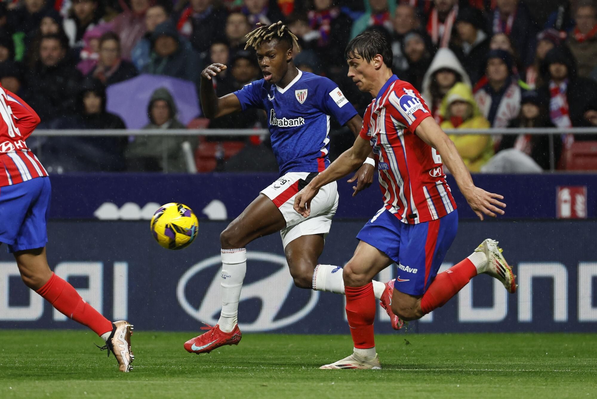 MADRID, 01/03/2025.- El defensa del Atlético Robin Le Normand disputa un balón ante el delantero del Athletic Nico Williams (i) durante el partido de LaLiga de fútbol que Atlético de Madrid y Athletic Club disputan este sábado en el estadio Metropolitano. EFE/Chema Moya