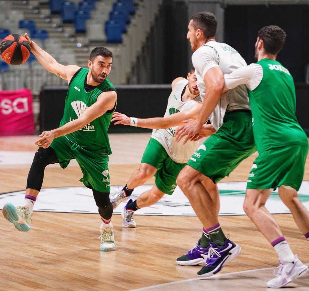 Yannick Nzosa, protagonista esta semana por su presentación al Draft, lanza a canasta durante el entrenamiento. | UNICAJAB/FOTOPRESS