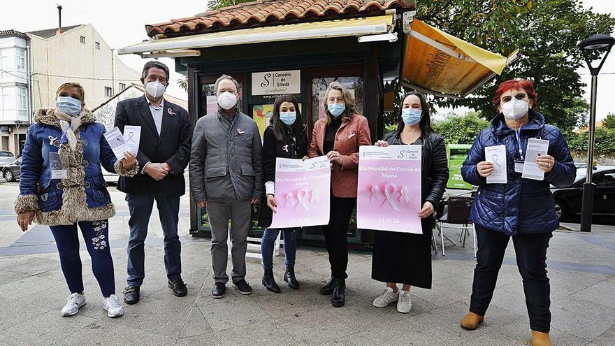 Miembros del consistorio y del Banco Médico Farmacéutico en el punto informativo.