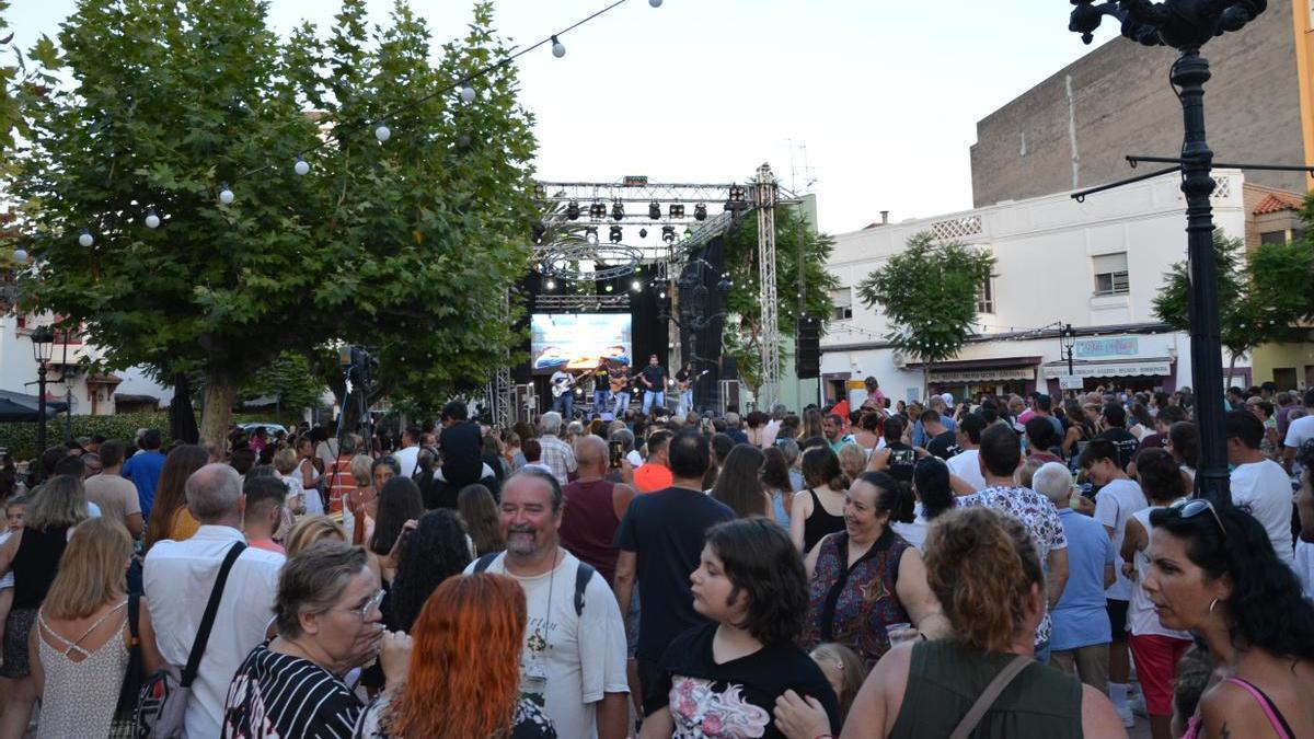 La plaza Mayor se llenó de ambiente en un concierto tributo a Estopa.