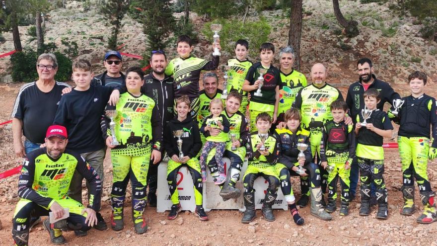 Los integrantes del Motoclub de Formentera i Eivissa con sus trofeos. | MCFIE