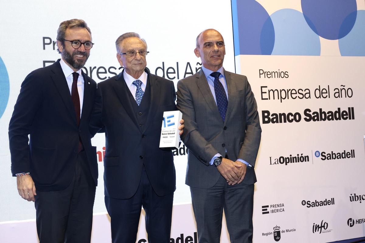 Aitor Moll y José Manuel Sánchez entregan el premio a Tomás Fuertes.