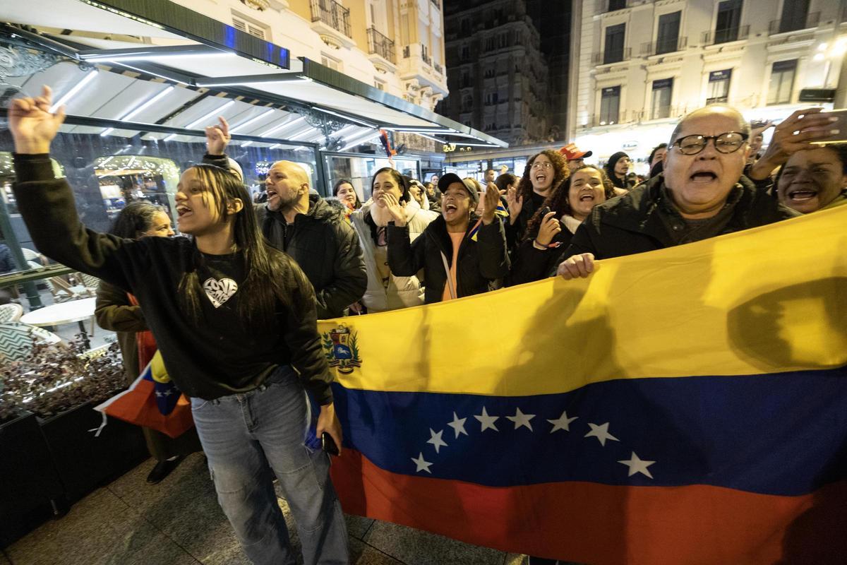 Defensores y detractores de la captura de Nicolás Maduro se enfrentan en la plaza España de Zaragoza. Defensores y detractores de la captura de Nicolás Maduro se enfrentan en la plaza España de Zaragoza.