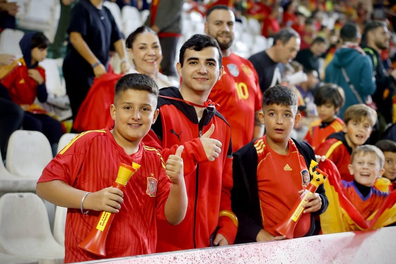 El apoyo de la afición cordobesa a la selección española, en imágenes
