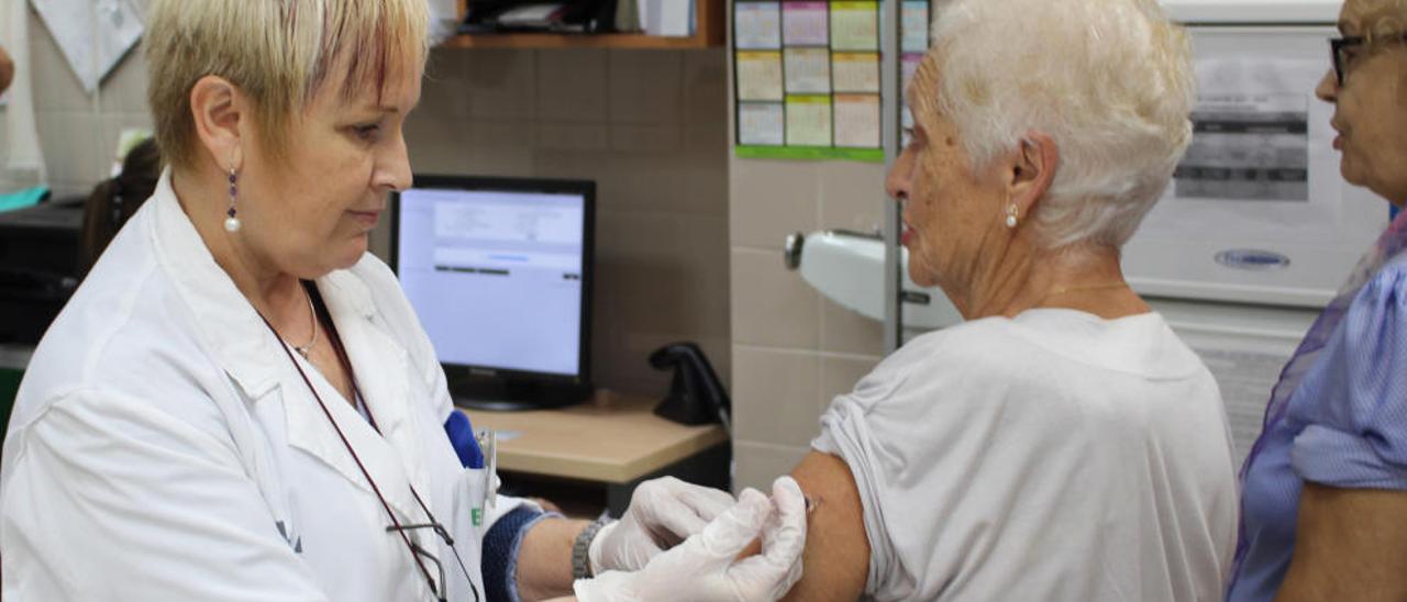 Los enfermeros amenazan con bloquear la vacunación de la gripe si no pueden recetar