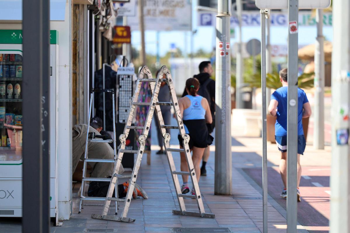 Galería: algunos establecimientos de Platja d'en Bossa han subido sus persianas desde la Semana Santa
