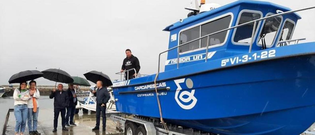 La presentación de la lancha de vigilancia “Néboa Un”, ayer en el varadero de Bueu.   | // G.NÚÑEZ