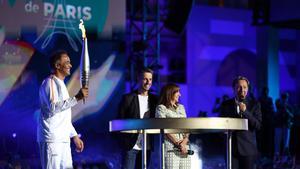 El extenista Yannick Noah, encendiendo la llama olímpica en París