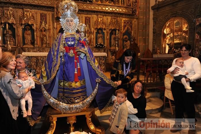 Los niños pasan por el manto de la Fuensanta