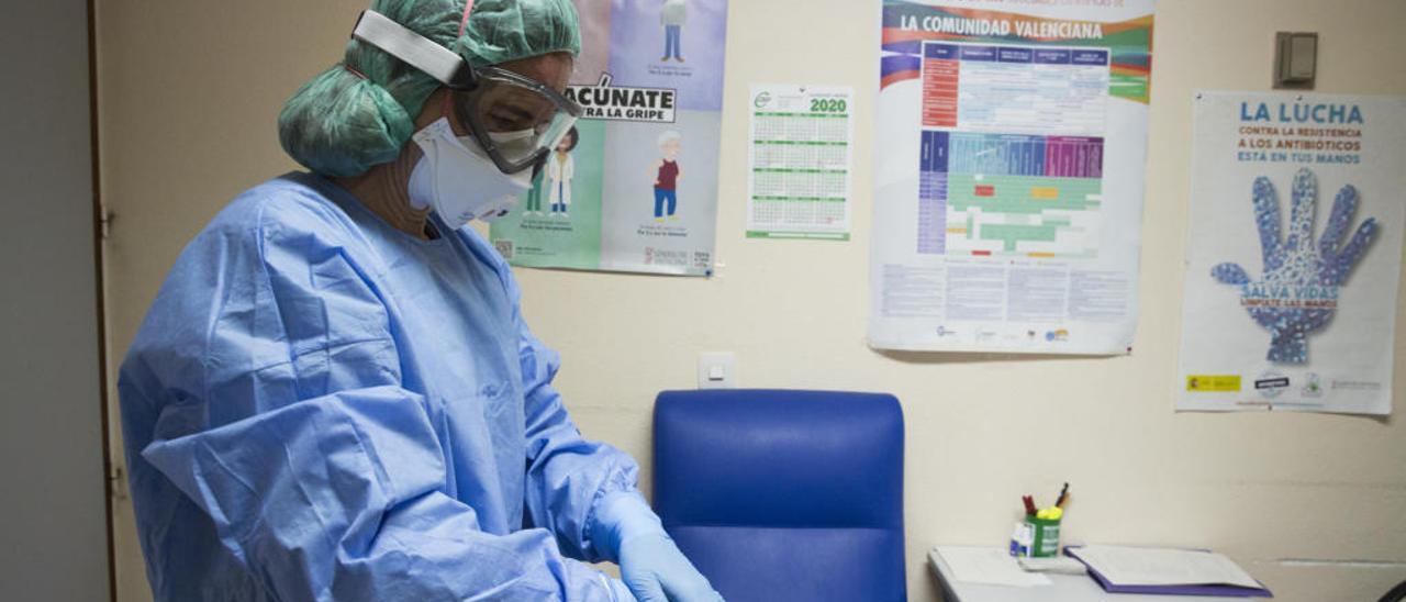 Una médico del Hospital de Sant Joan, con un traje de protección para hacer frente al coronavirus.