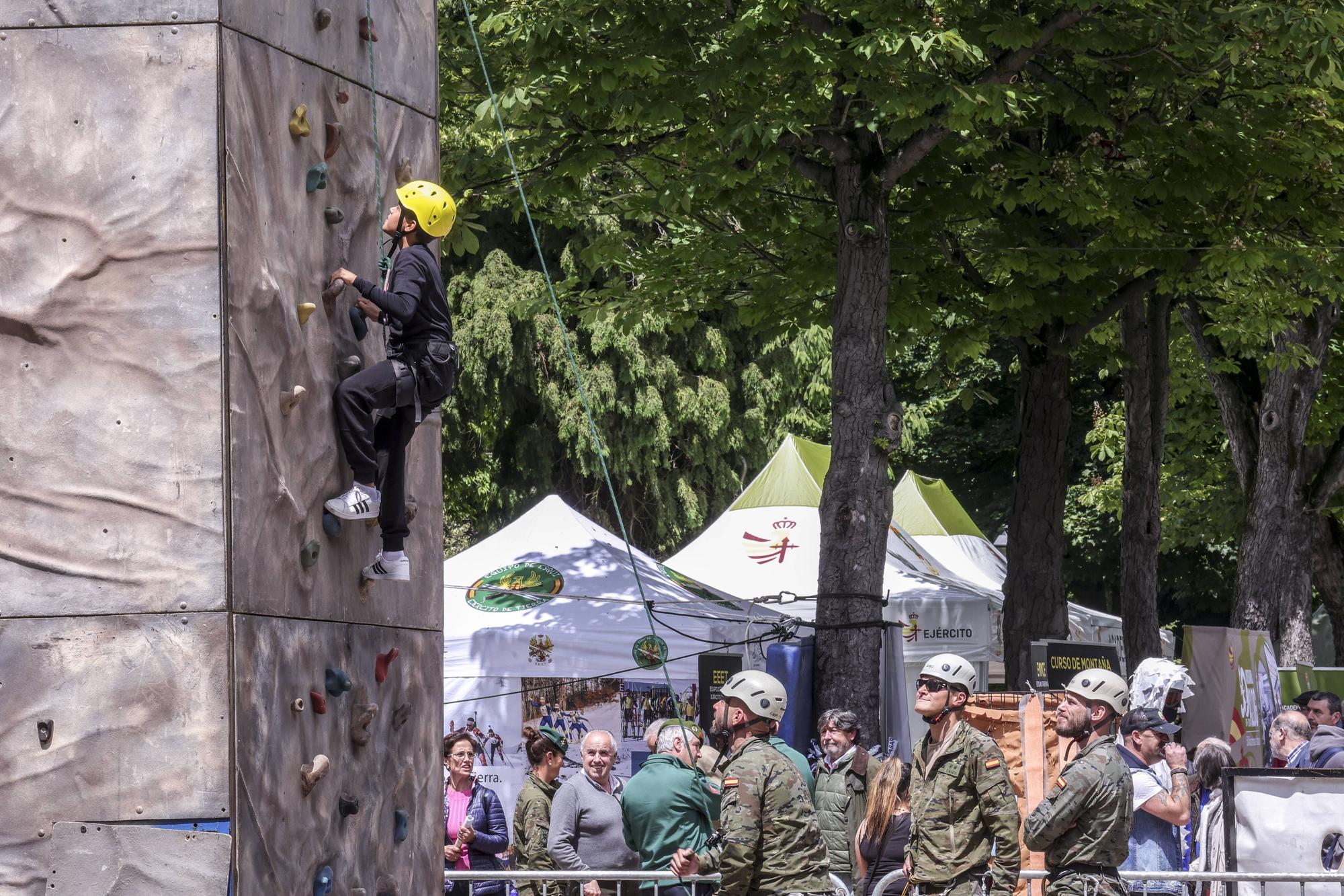 El izado de la bandera y la exposición del Bombé abren los actos del Día de las Fuerzas Armadas en Oviedo.