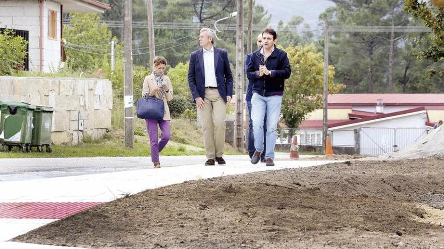 Rueda y García-Luengo en la nueva acera y con el colegio al fondo // A.H.