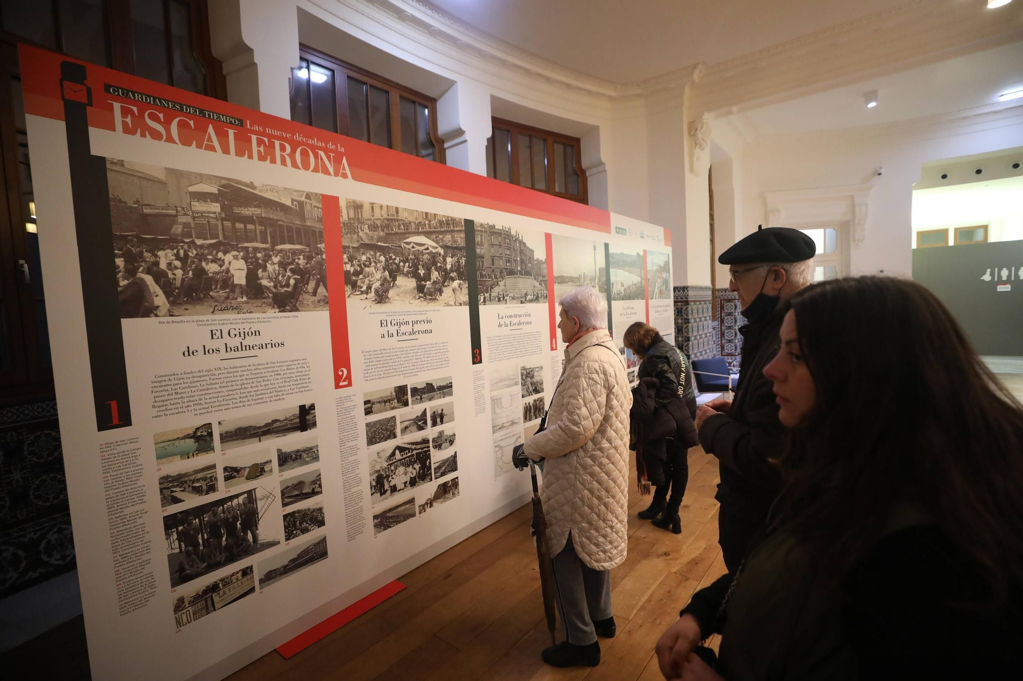 Visitantes en la exposición "Guardianes del tiempo" organizada por LA NUEVA ESPAÑA